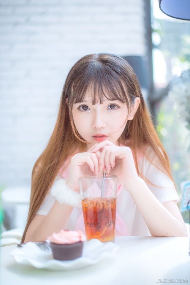 友谊和爱情之间的区别在于：友谊意味着两个人和世界，然而爱情意味着两个人就是世界。